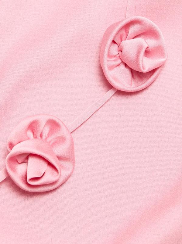 #6: فستان ساتان منسدل بفتحة رقبة على شكل حرف V - الباليه الوردي