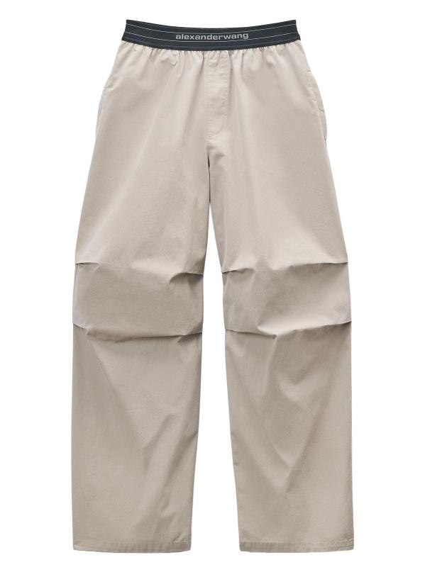 بنطال متوسط الارتفاع مزين بطيات من مزيج القطن بشعار الماركة