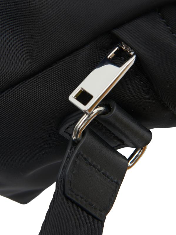 #5: حقيبة كروس بودي من النايلون - أسود