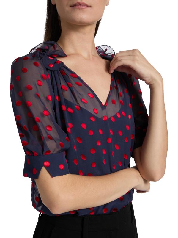 #5: بلوزة جوزي بولكا دوت من الحرير - أحمر داكن لامع