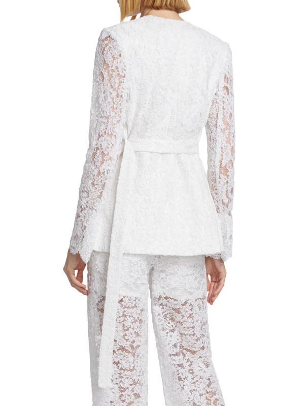 #4: جاكيت بليزر من الدانتيل المزهّر مناسب - إكرو