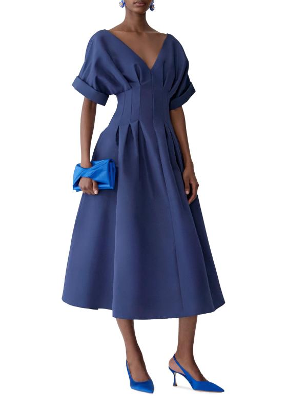 #2: فستان كوكتيل من الحرير المشدود بفتحة رقبة على شكل حرف v - منتصف الليل