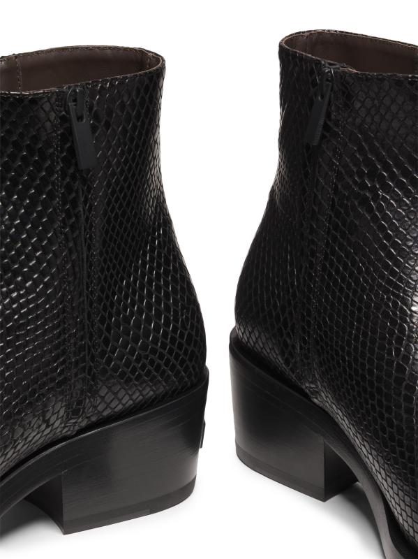 #5: أحذية الكاحل الجلدية المنقوشة بجلد الأفعى من سانتا في - أسود