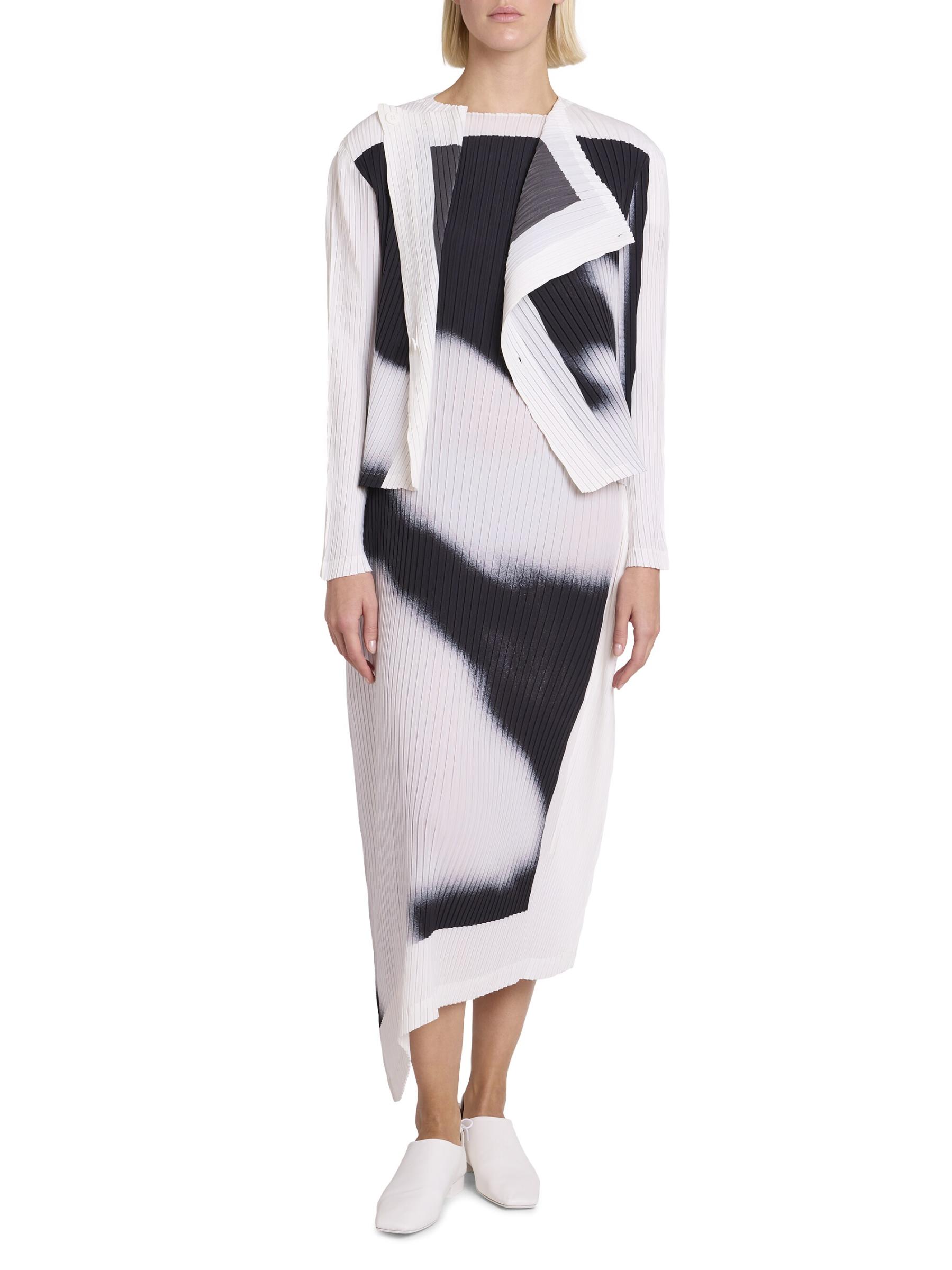 SHADOW STUDY PLEATS – ISSEY MIYAKE ONLINE STORE