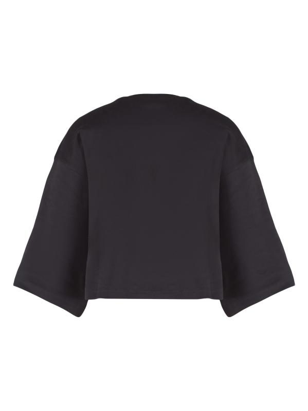 #2: بلوزة قصيرة مزيّنة بالترتر على شكل فراشة - أسود