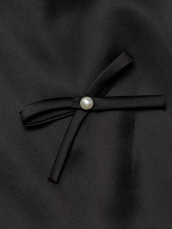 #6: فستان أمورا من الساتان مزيّن بفيونكة - أسود