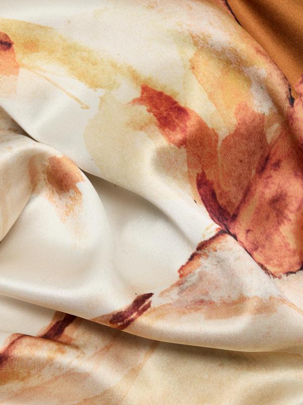 #6: فستان ماكسي ساتان من ويتونهيل أروم ليلي - زهرة الكراميل