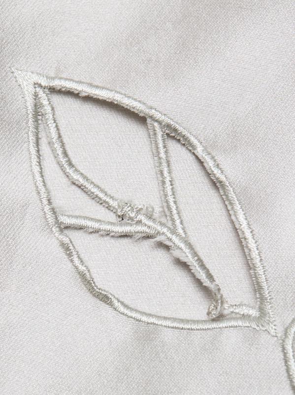 #6: فستان ساتان بأكمام مطرزة بالزهور - فضة