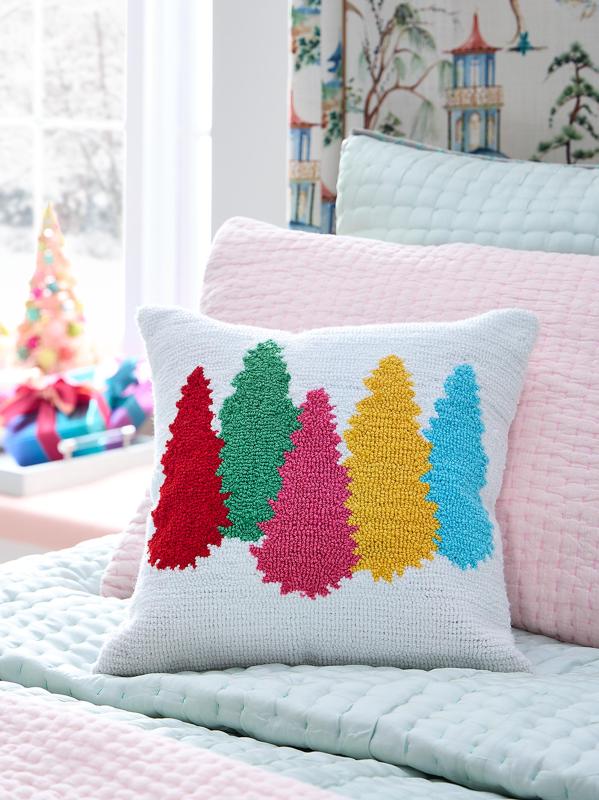 وسادة معلّقة بأشجار عيد الميلاد الملونة