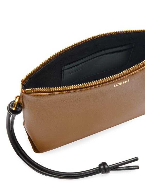 「LOEWE」T-KNOT レザー ポーチ Loewe - Tノット・レザー・ポーチ をオンライン購入 | Saks