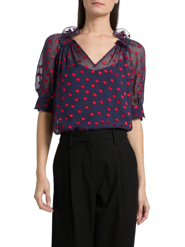 #2: بلوزة جوزي بولكا دوت من الحرير - أحمر داكن لامع