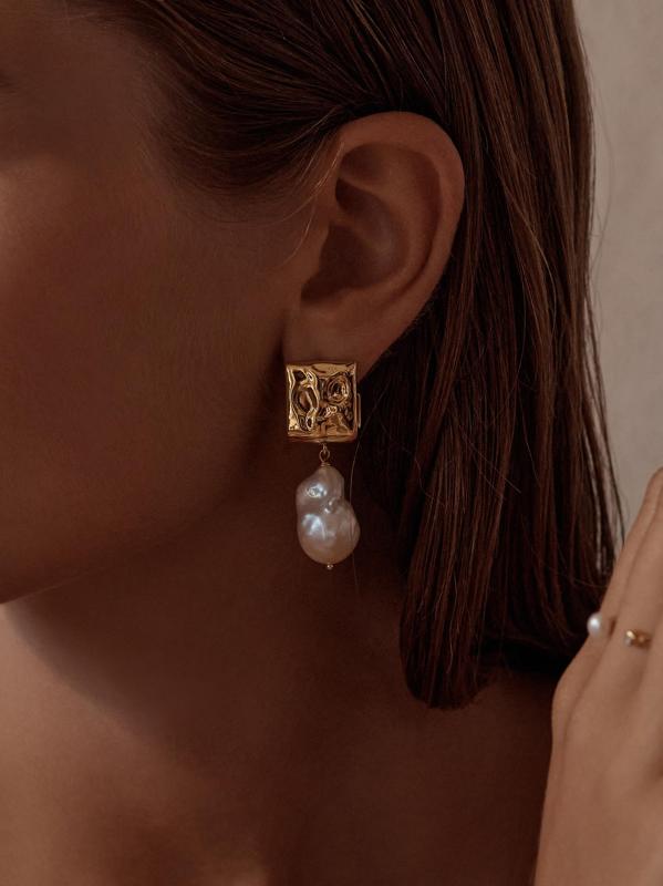 #2: أقراط Zagora Lottie المطلية بالذهب عيار 24 قيراطًا والمزروعة من لؤلؤ المياه العذبة - أصفر + ذهبي