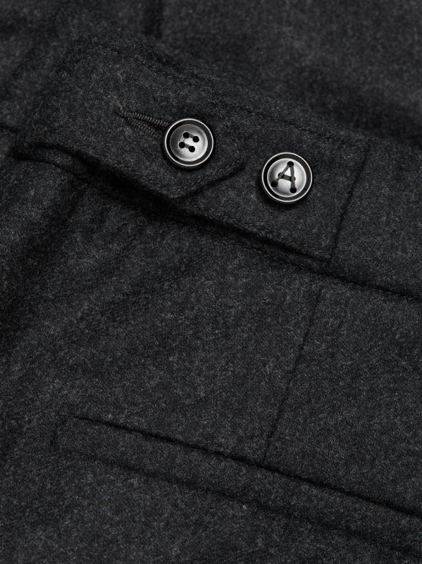 #6: بنطال قصير من الصوف ذو الثنيات - فحم الإنتراسيت