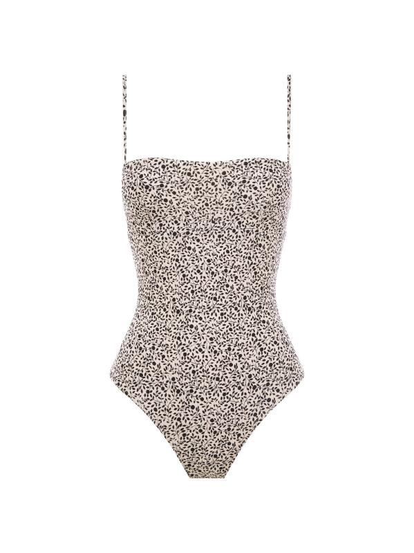 بدلة سباحة من قطعة واحدة بجانب المسبح من نسيج