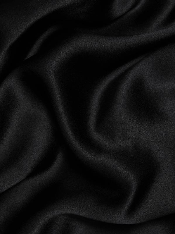 #6: فستان طويل من الحرير والساتان من جانيرو - أسود