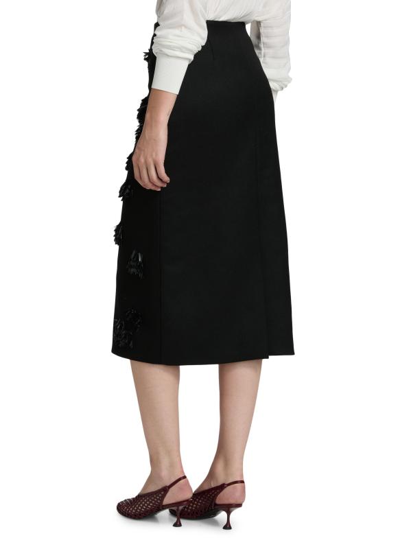 #4: تنورة متوسطة الطول من الكريب مزينة بأهداب من مويرا - أسود