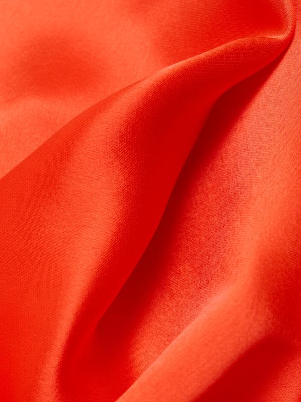 #6: فستان ماكسي من الساتان المجمّع من Glatton - روسو