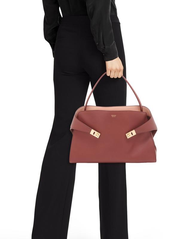 ◆送料・関税込◆FERRAGAMO ハグソフト レザーショルダーバッグ Ferragamo - ハグ・レザー・ショルダーバッグ をオンライン購入