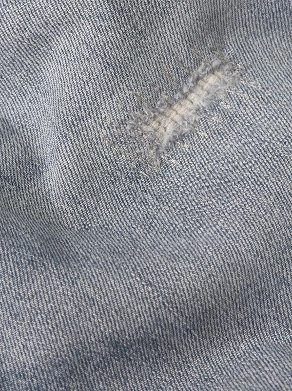 #5: بنطال جينز مدبب بقصة ضيقة - ترتديه باللون الأزرق الكهربائي