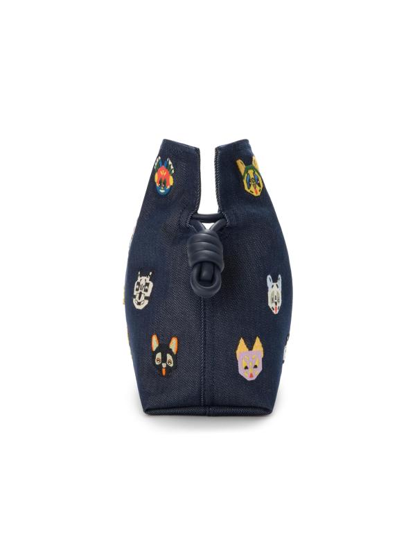 #3: حقيبة دنيم متوسطة الحجم مطرزة بالفلامنكو للقطط من LOEWE x Louis Wain - أزرق