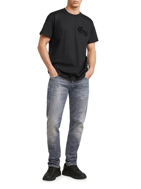 #6: بنطال جينز مدبب بقصة ضيقة - ترتديه باللون الأزرق الكهربائي