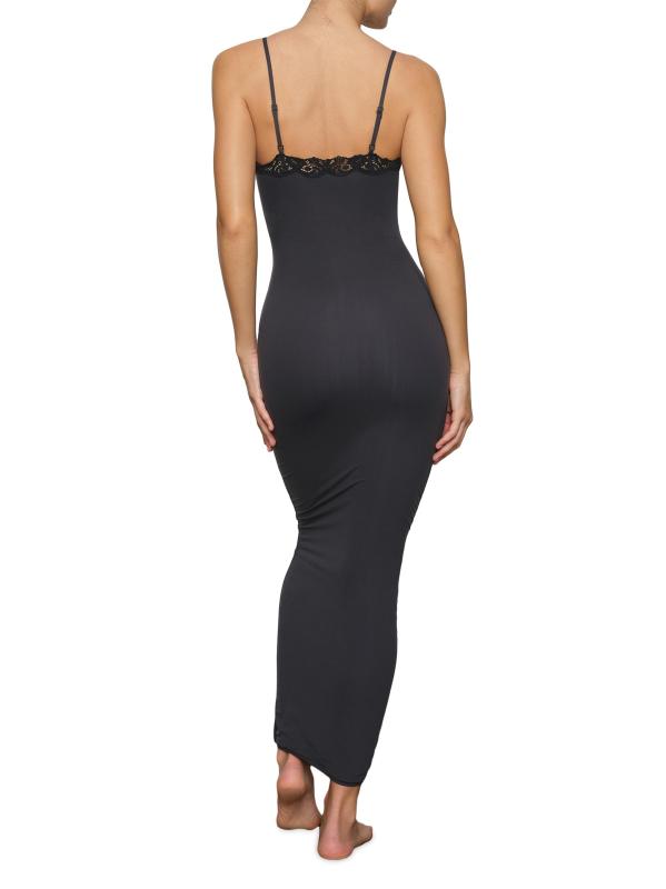 SKIMS - Fits Everybody レースロングスリップドレス を SKIMS - Fits Everybody レースロングスリップドレス を