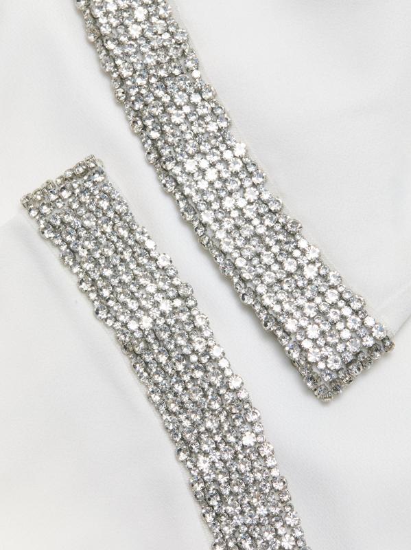 #6: فستان قصير بأكمام على شكل جرس مزين بزخرفة من Mailynn - أوف وايت كريستال