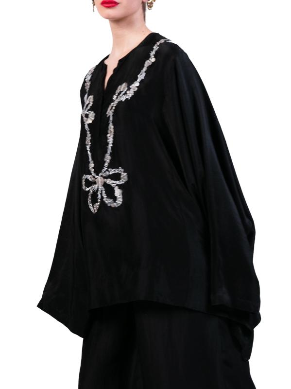 #3: تونك صندوقي من الحرير المطرّز - أسود