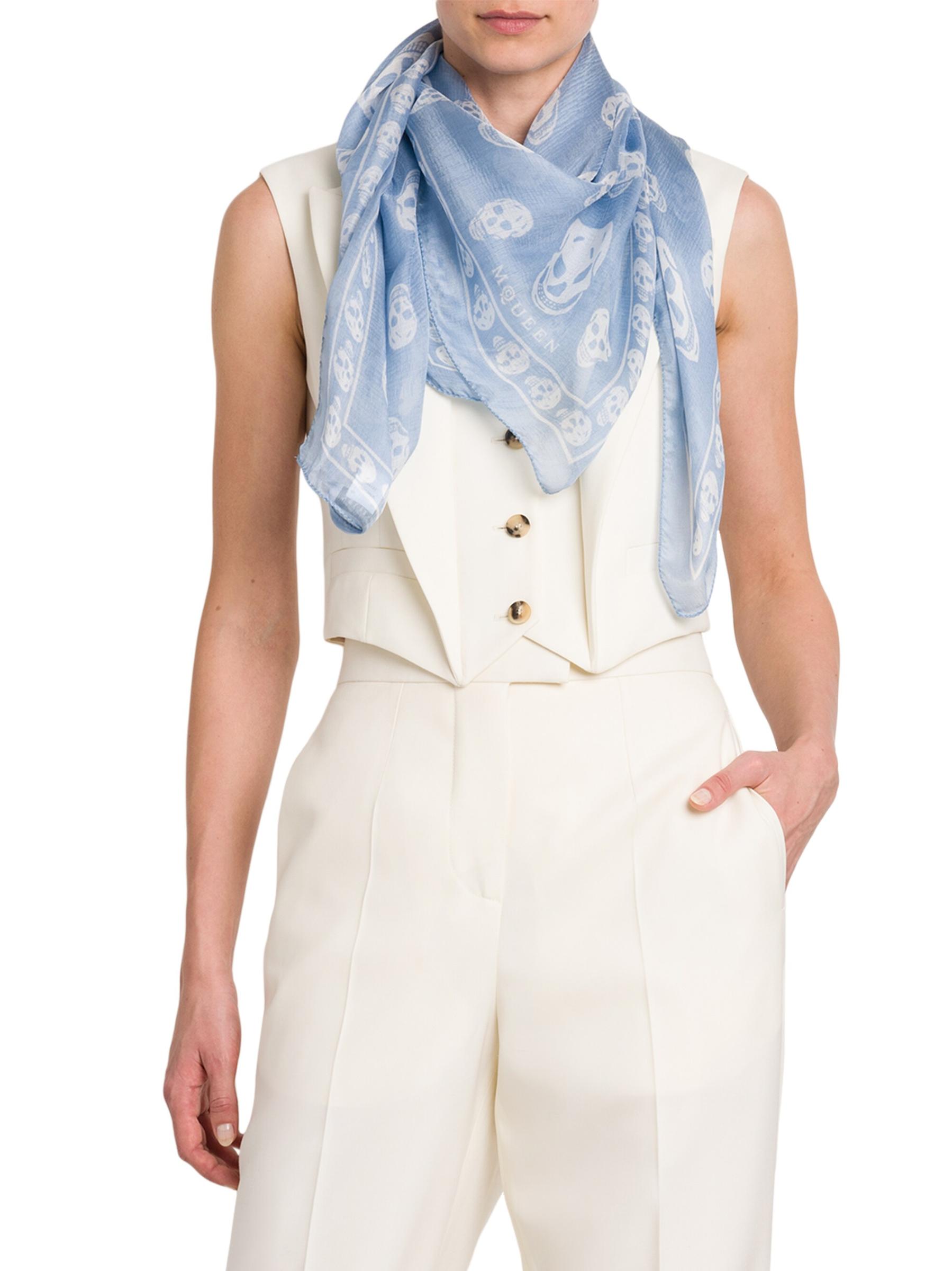 スカーフ Ca Skull 104X120 Scarf - Alexander Mcqueen - Blue/Black - Wo ALEXANDER MCQUEEN Skull-print Scarf Black/Ocean Blue