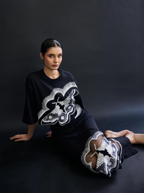 #6: بلوزة قصيرة مزيّنة بالترتر على شكل فراشة - أسود