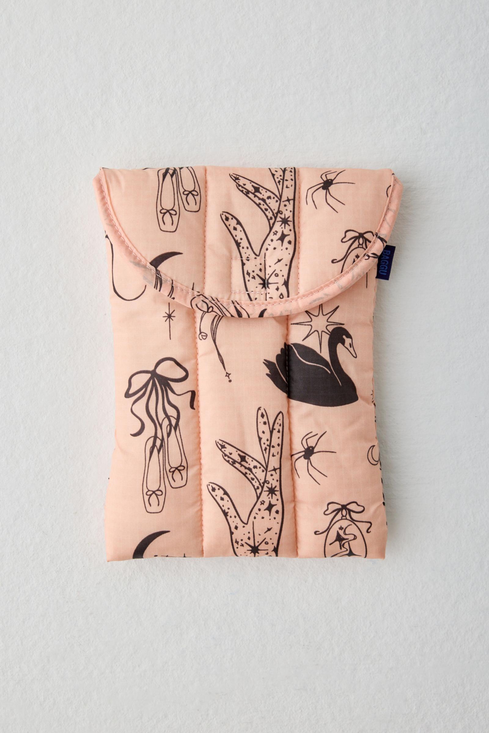 BAGGU Puffy Quilted Tablet Sleeve Urban Outfitters 日本公式サイト ウィメンズ衣料品