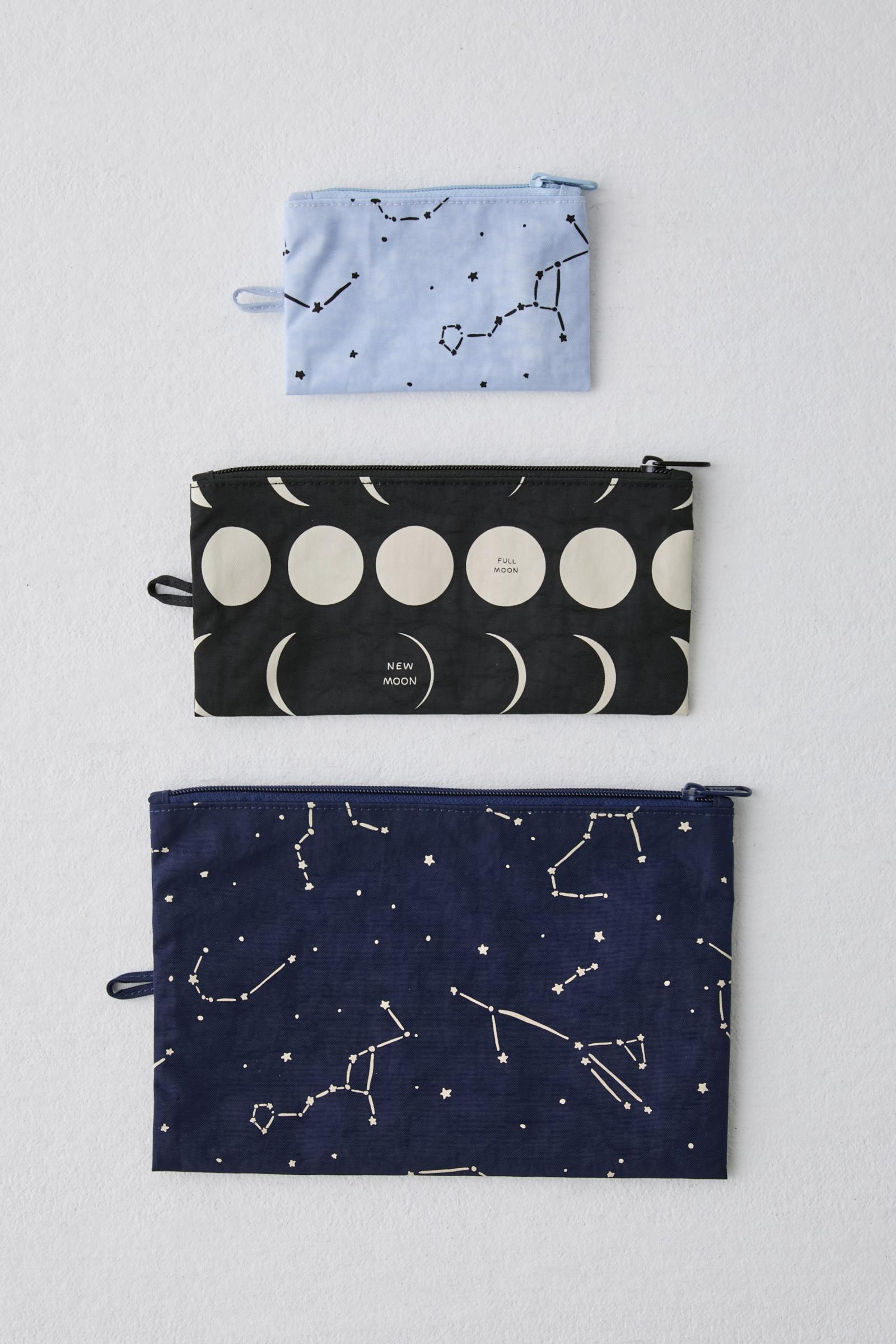 BAGGUフラット ポーチ セット | Urban Outfitters 日本公式
