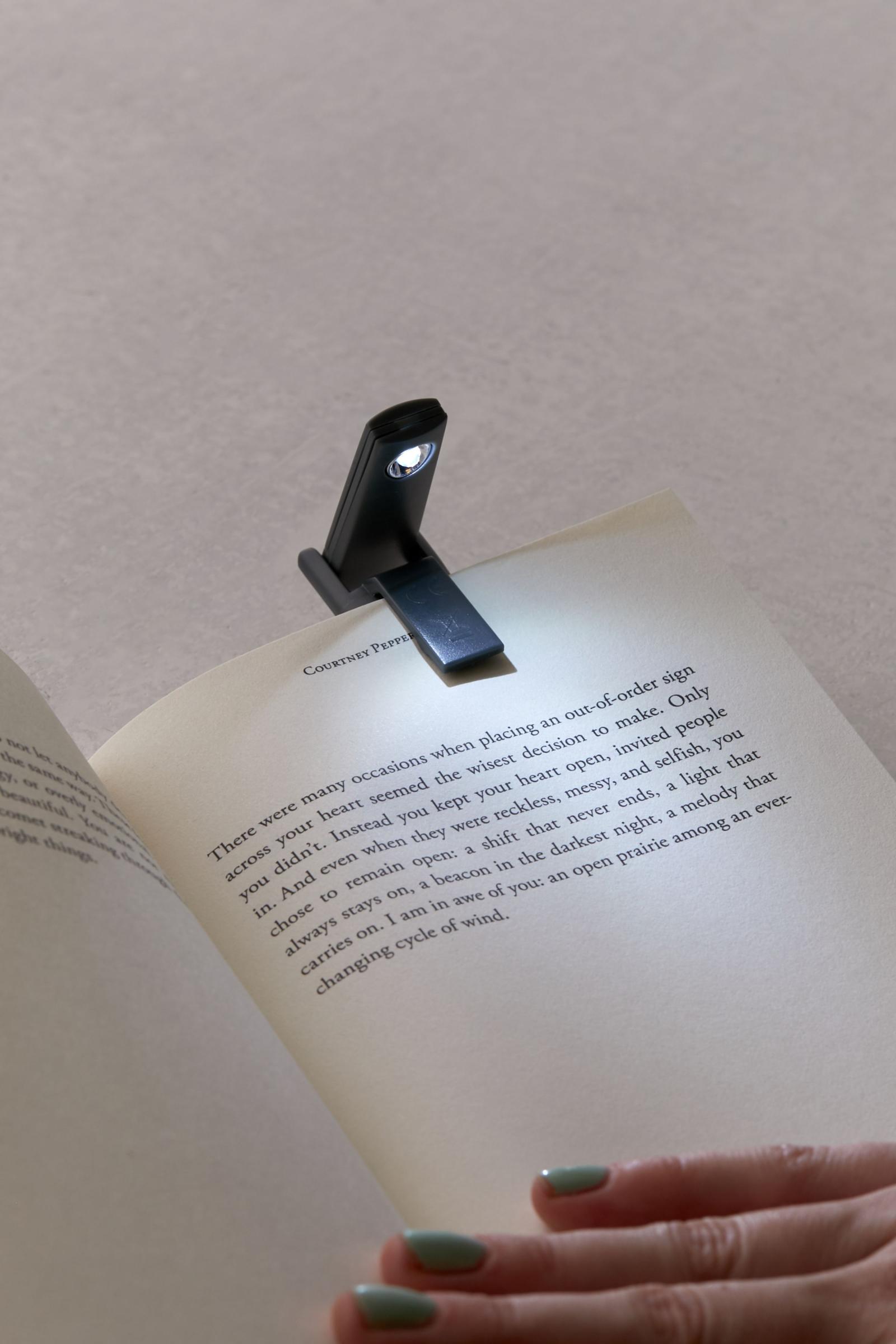 Kikkerland Design Mini Folding Book Light 어반 아웃피터스 코리아