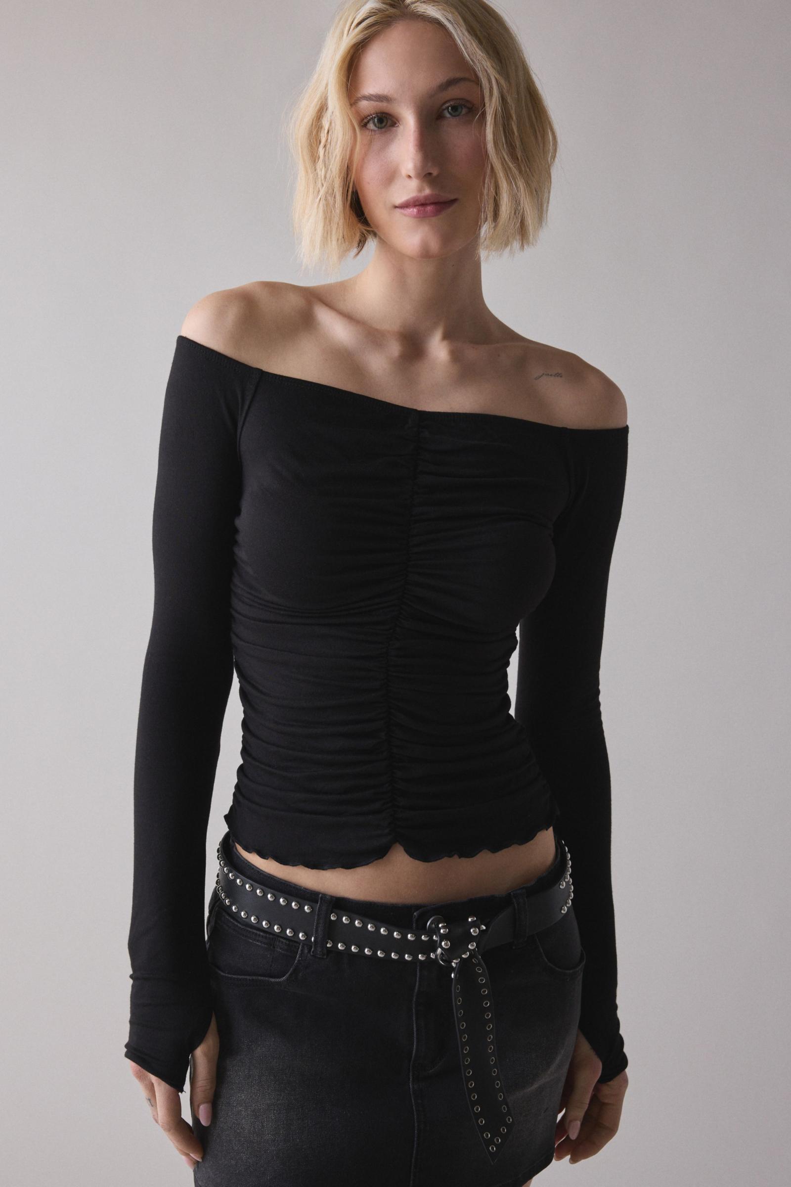 urban outfitters オフショルチューブトップ