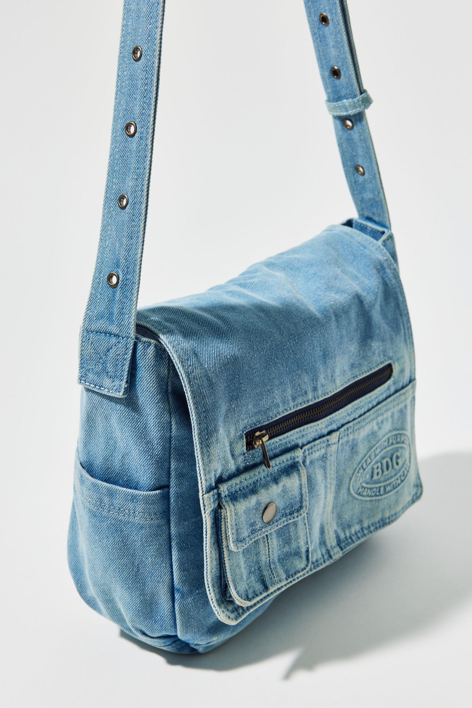 Urban Outfitters☆ フラップデニム・メッセンジャーバッグ BDG Denim Messenger Bag | Urban Outfitters
