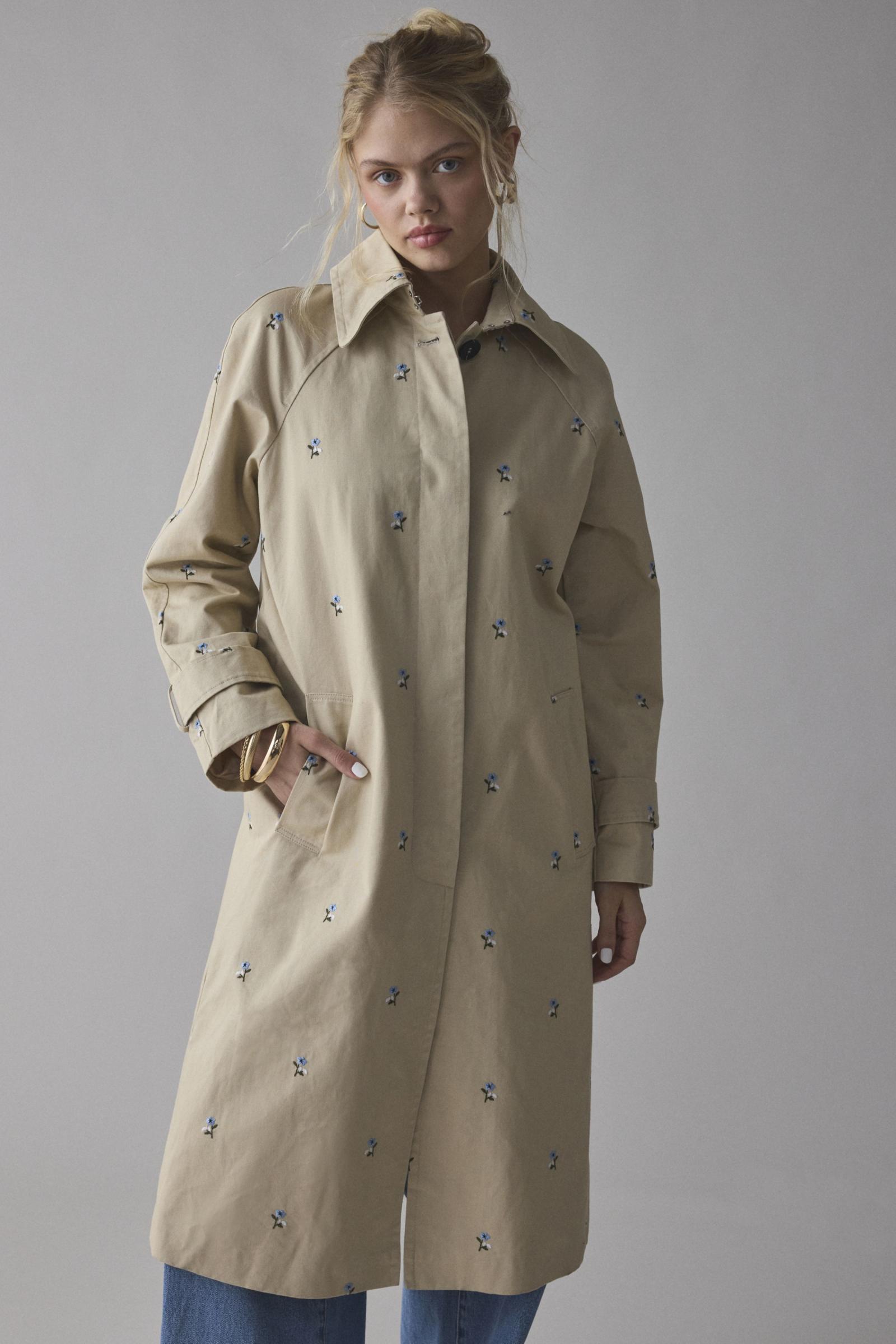 filles Avec Le Filles 花柄刺繍ボタンバック・トレンチコート | Urban Outfitters 日本公式サイト |  ウィメンズ衣料品・メンズ衣料品・ホーム・ライフスタイル・家具・装飾品