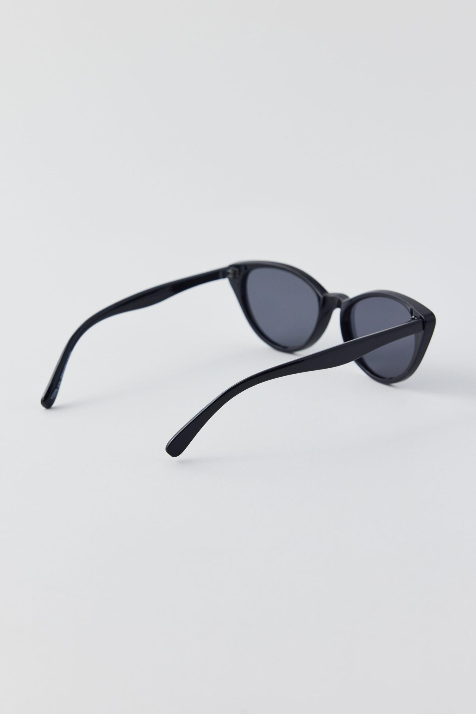 urban outfitters black cat eye sunglasses