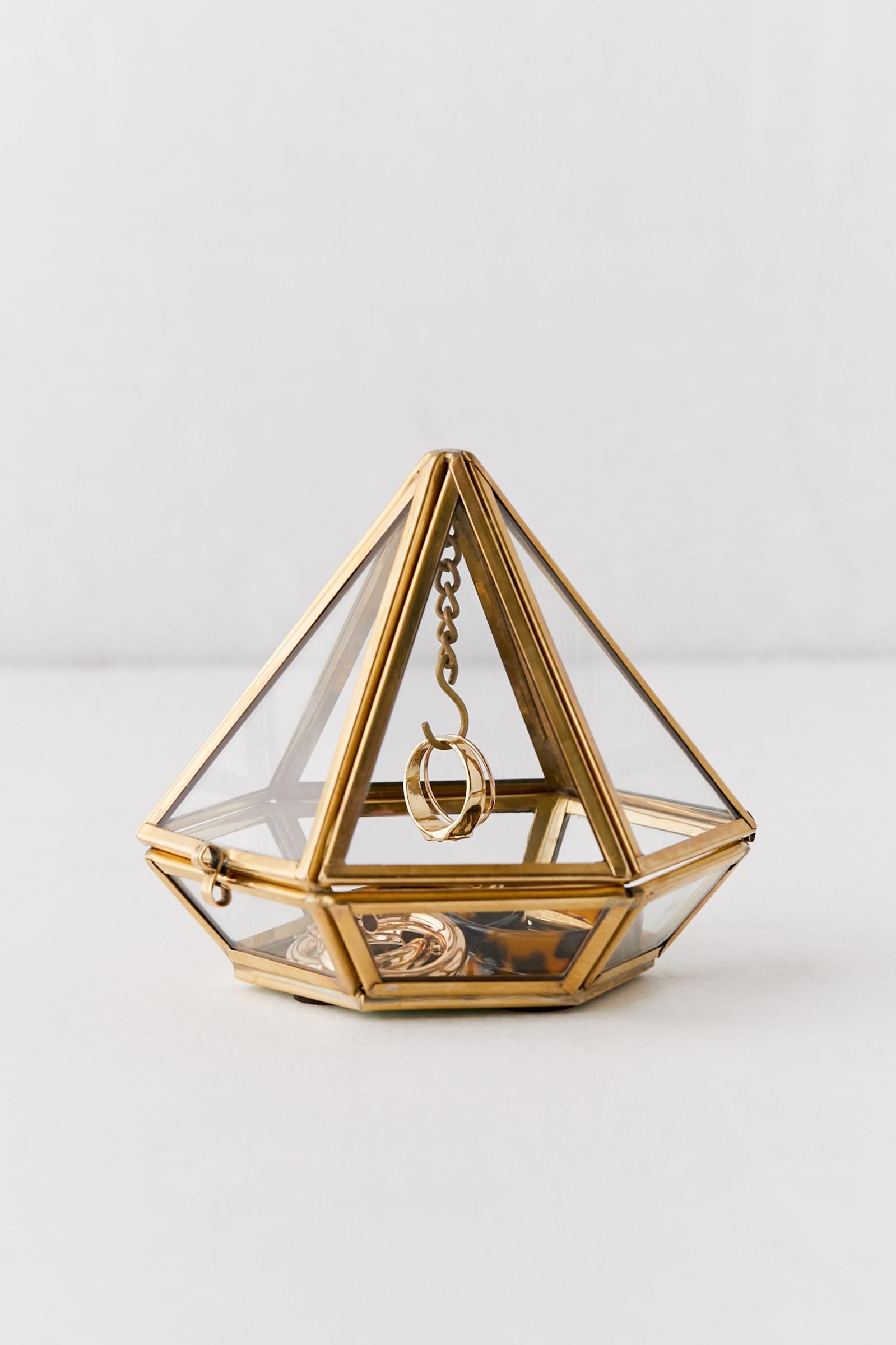 Pyramid Display Ring Holder Urban Outfitters 日本