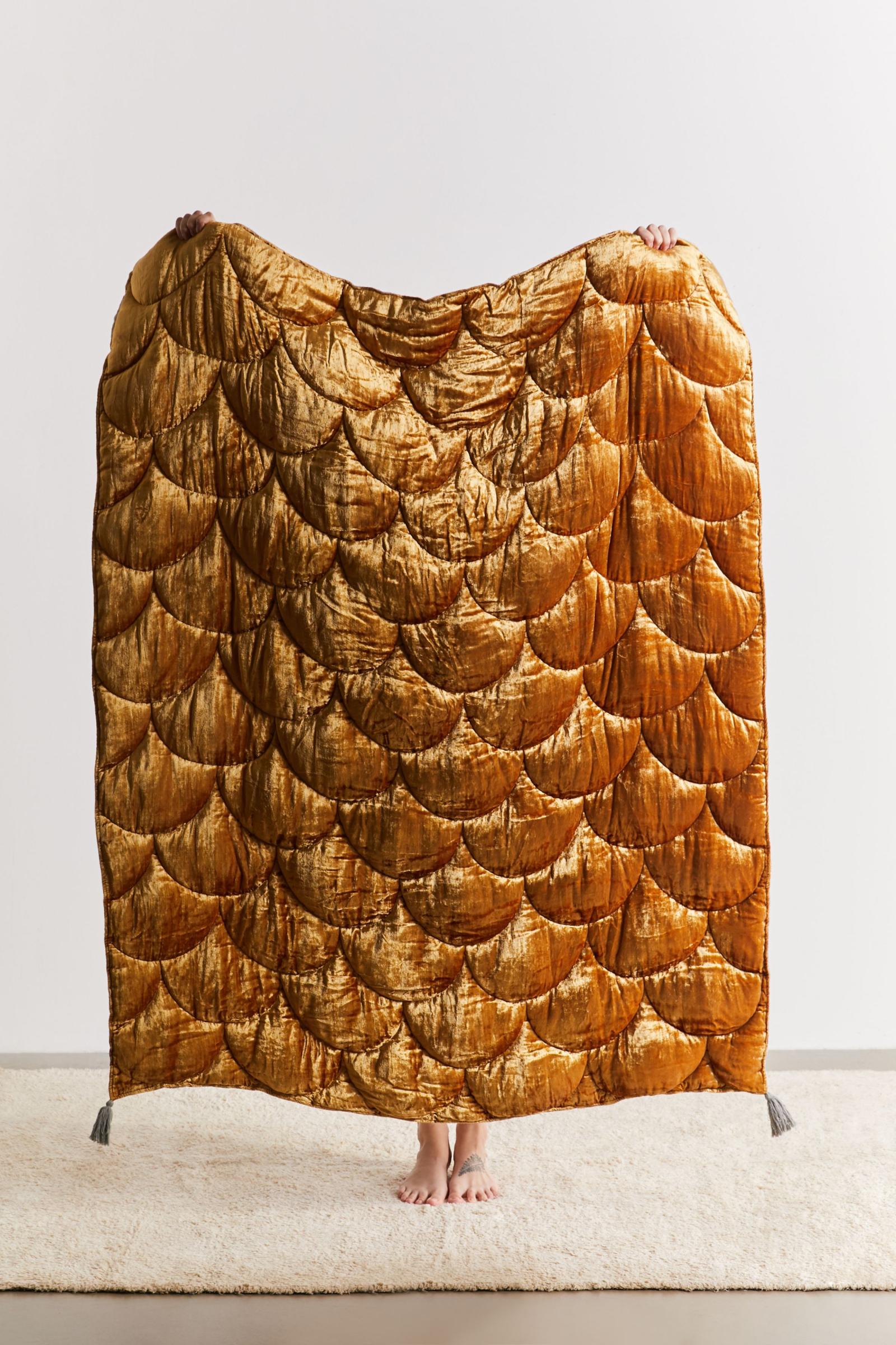 Quilted Velvet Reversible Throw Blanket 어반 아웃피터스 코리아