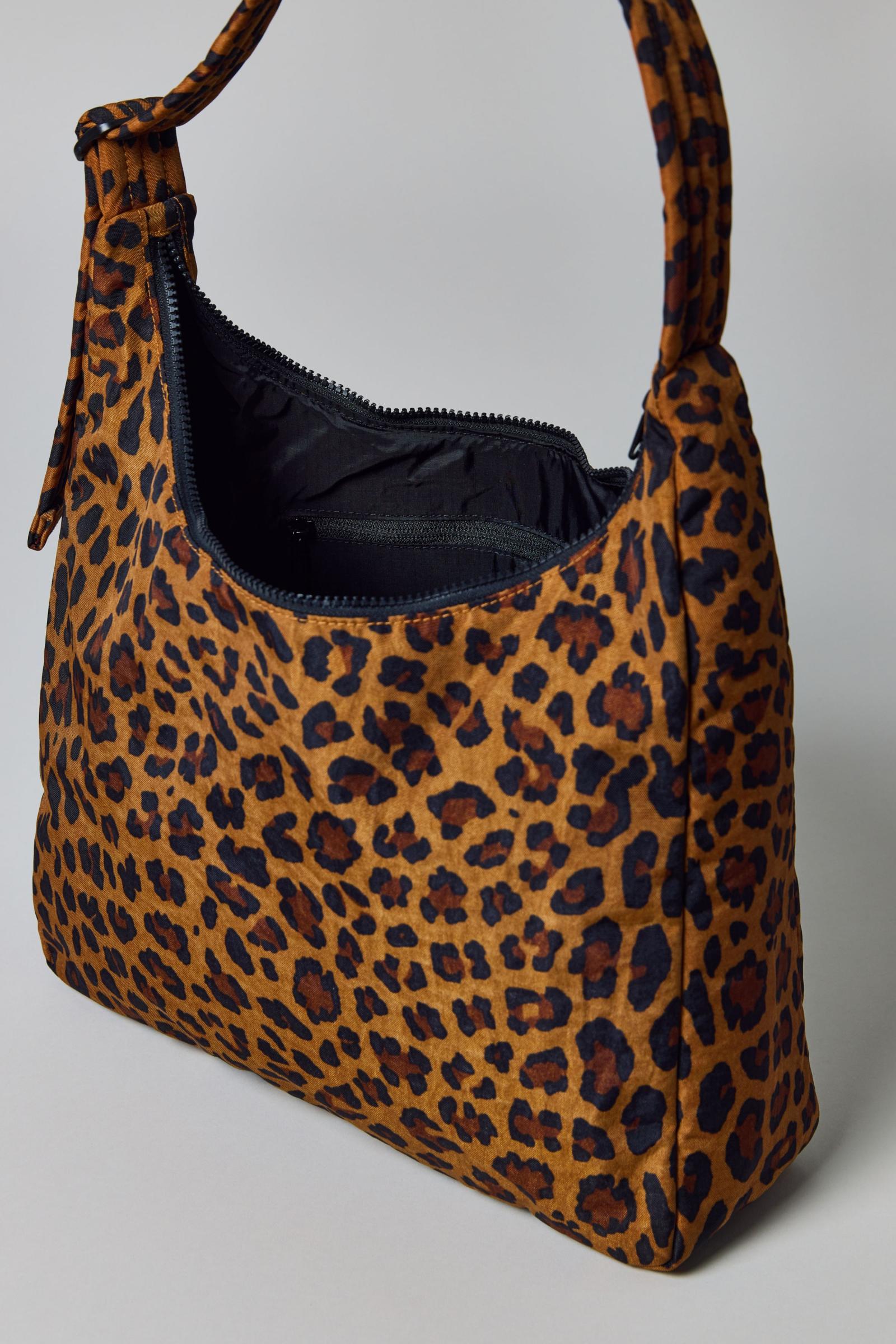 BAGGU ナイロンショルダーバッグ | Urban Outfitters 日本公式