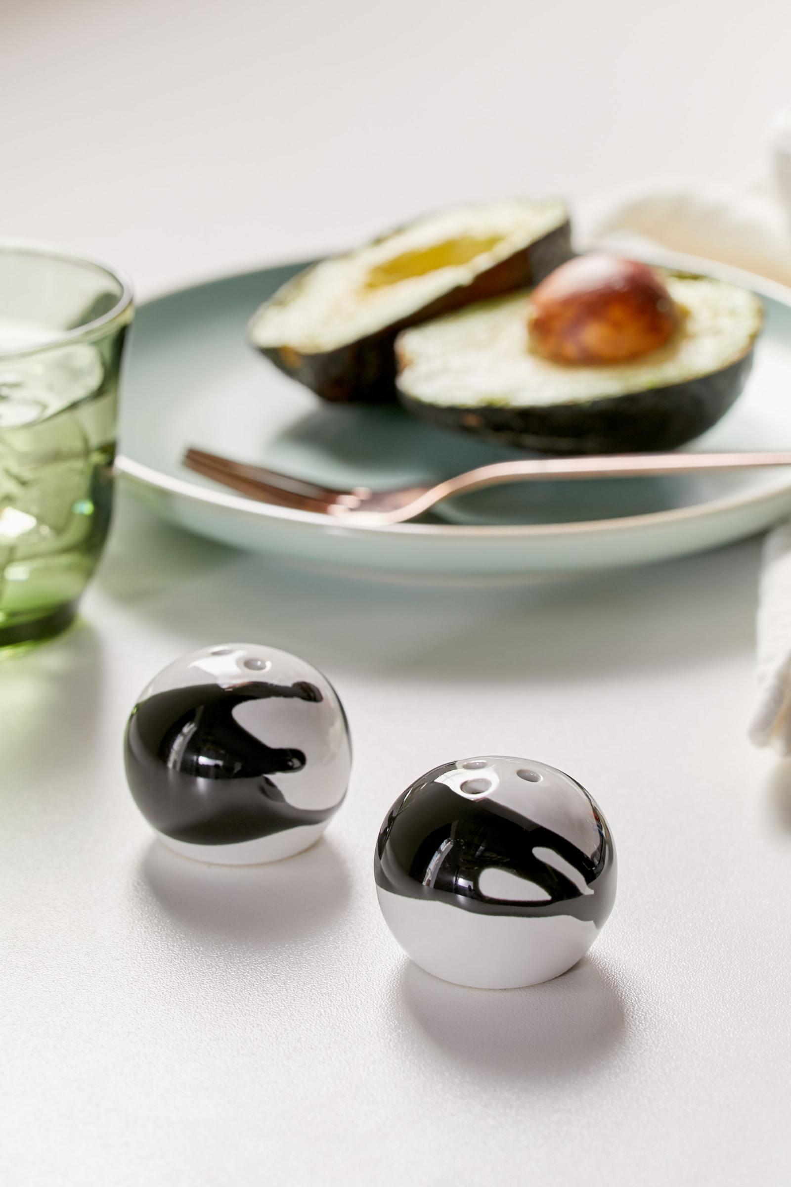 Black And White Salt And Pepper Shaker Set Urban Outfitters 日本