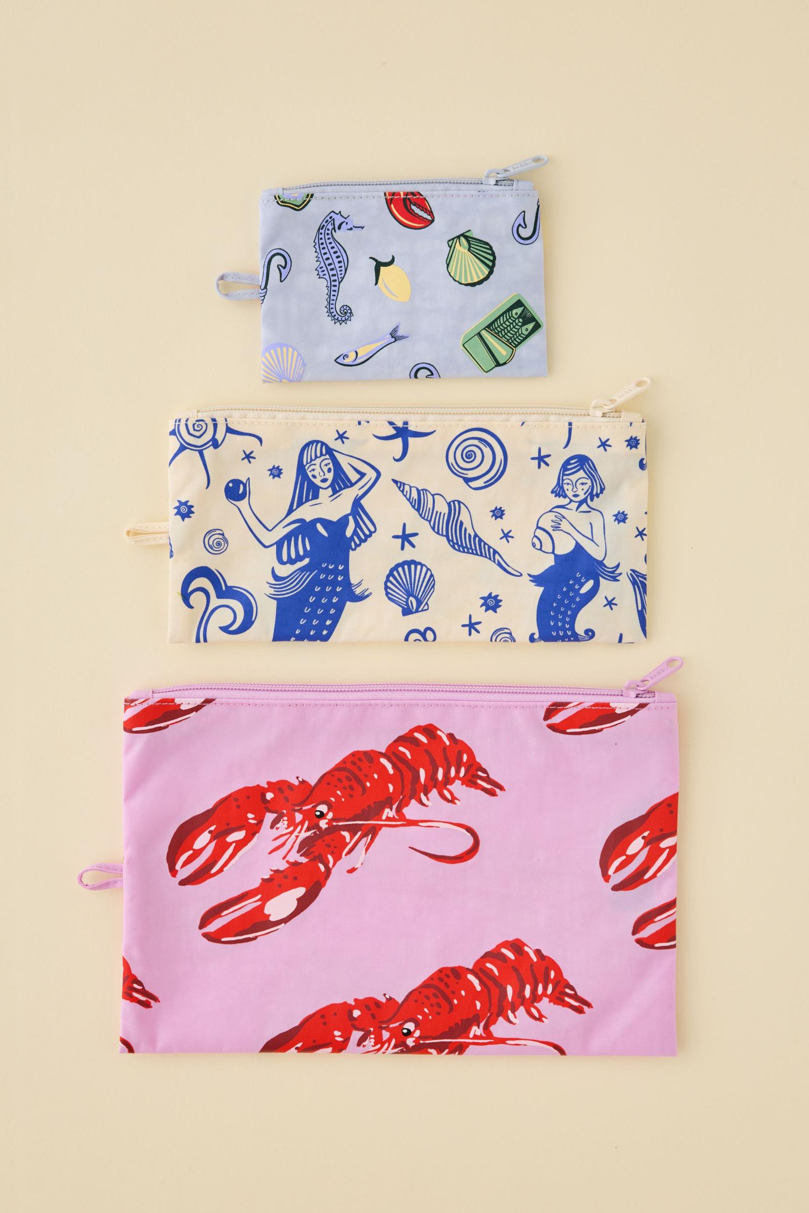 BAGGUフラット ポーチ セット | Urban Outfitters 日本公式