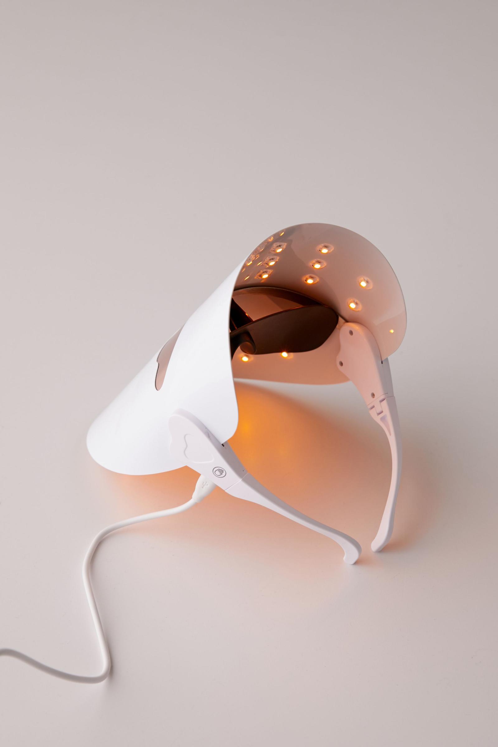 Luxe + Willow Illumi Light Therapy Mask 어반 아웃피터스 코리아