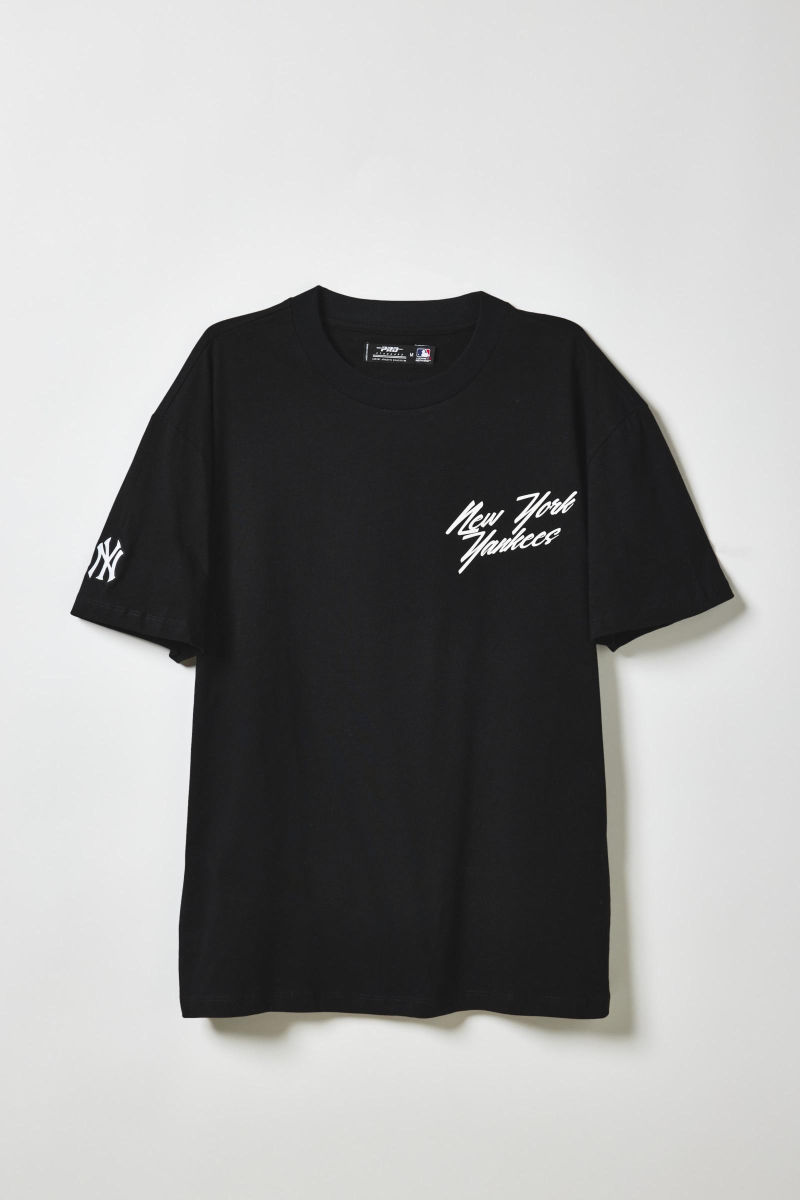 ★米国発*UrbanOutfitters*新作*Pro Standard NY YankeesTシャツ Pro Standard UO Exclusive MLB New York Yankees Team Logo Tee