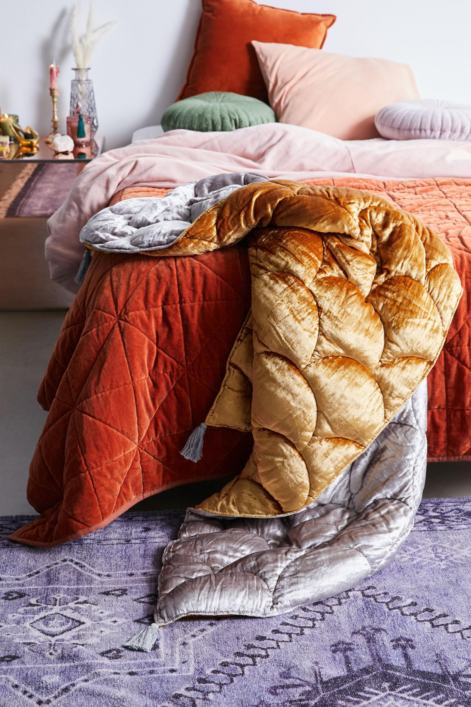 Quilted Velvet Reversible Throw Blanket 어반 아웃피터스 코리아