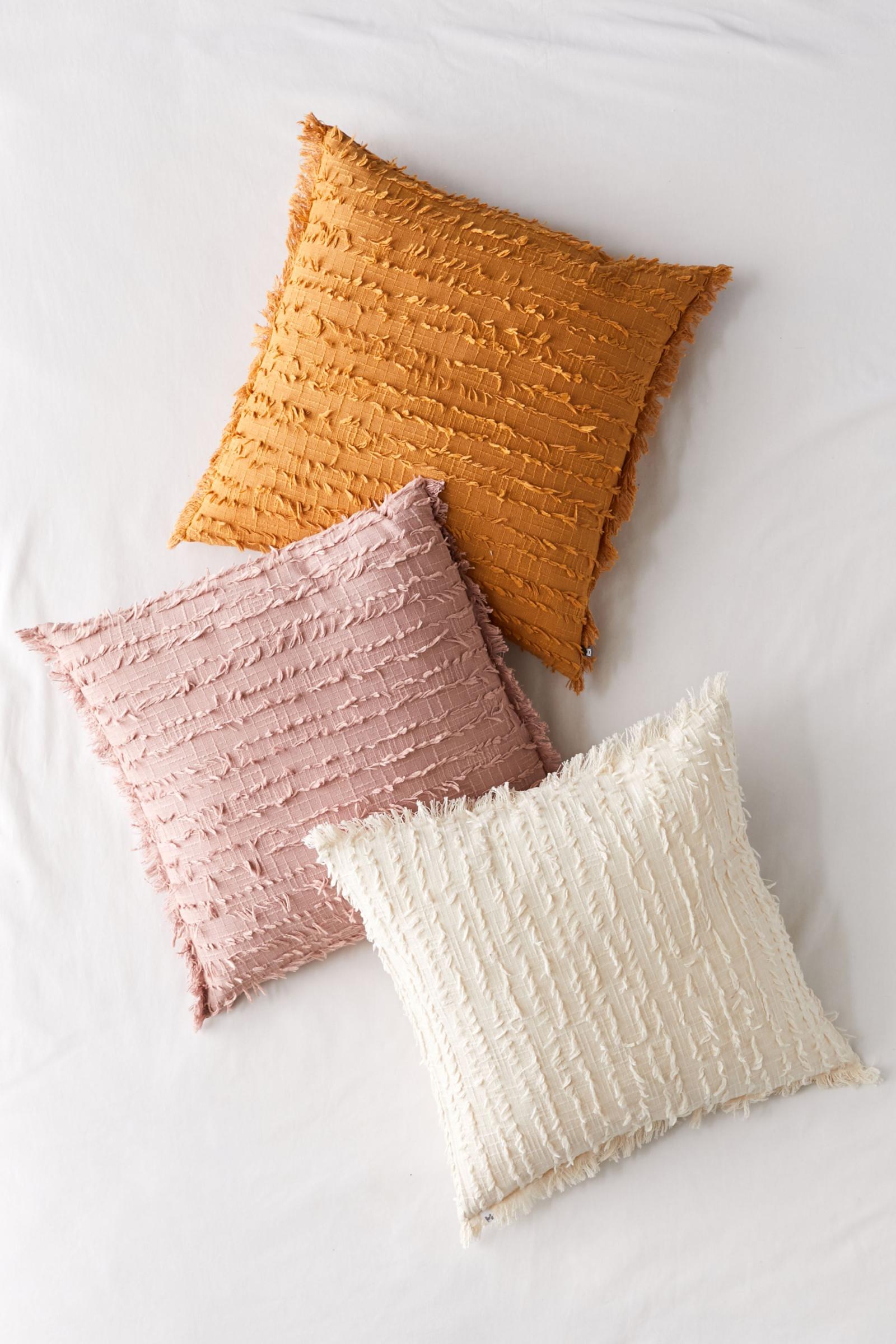 Winnie Eyelash Throw Pillow 香港Urban Outfitters