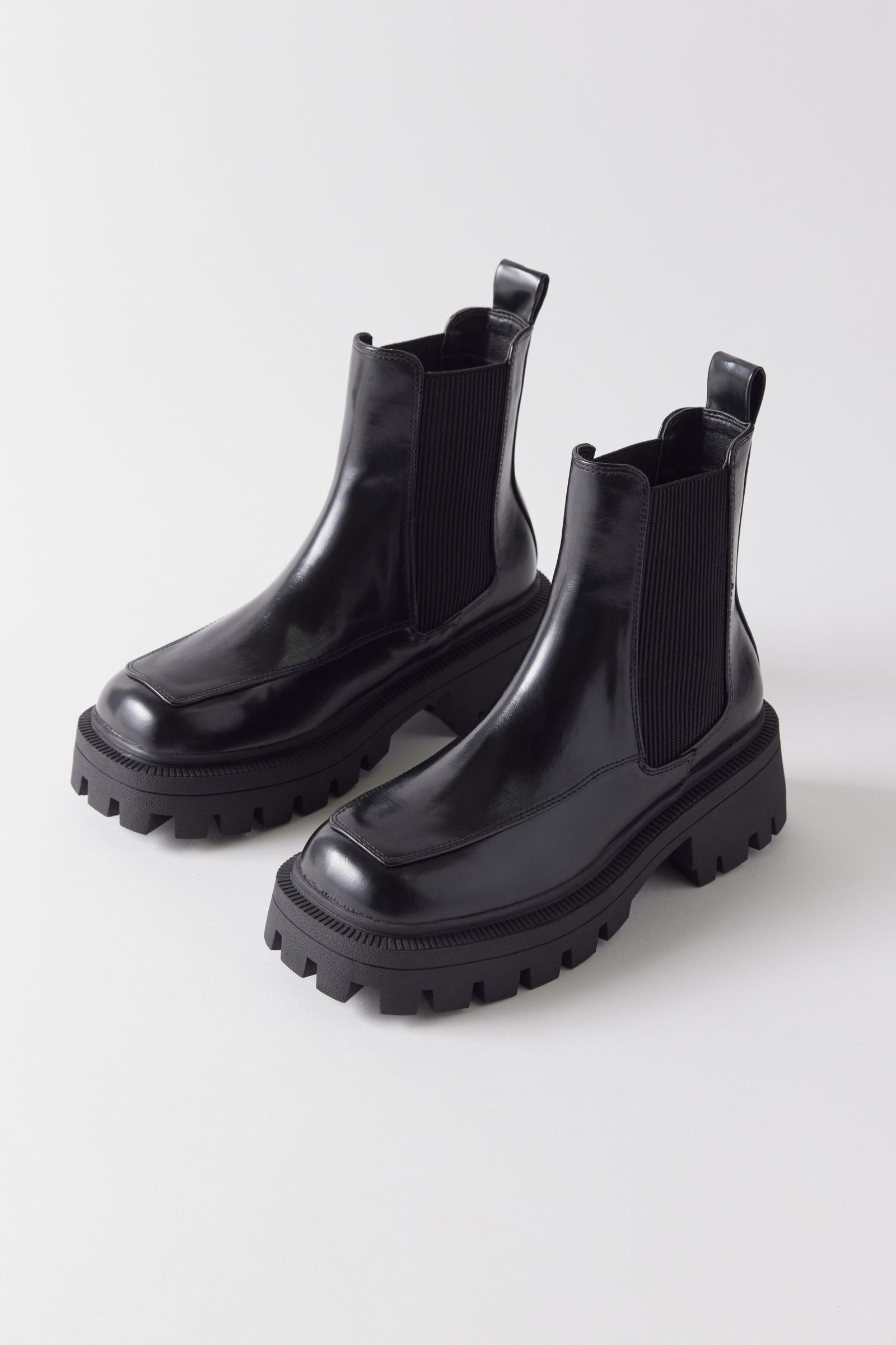 urban outfitters black chelsea boots