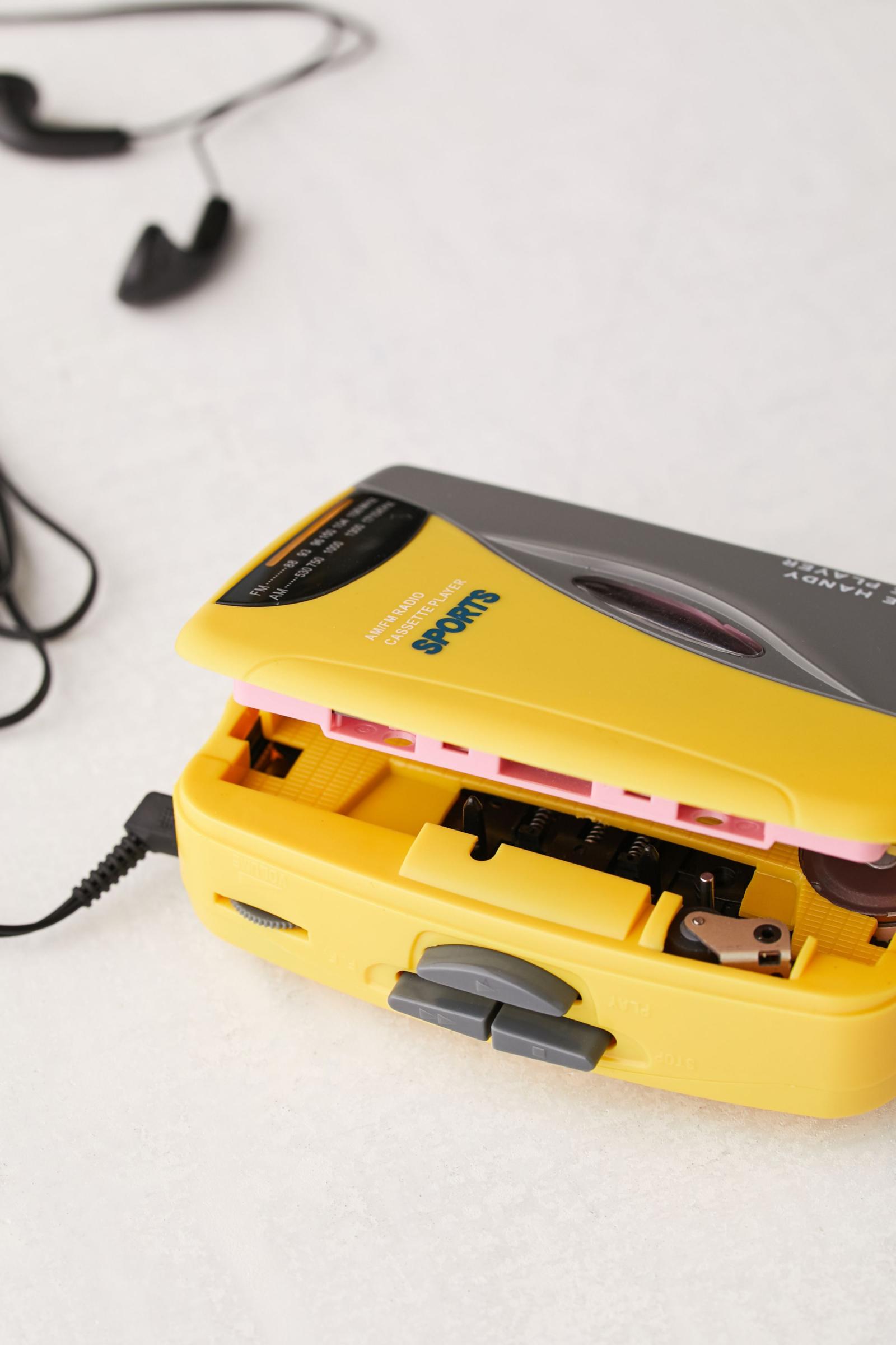 Retro Sport Portable Cassette Player 어반 아웃피터스 코리아