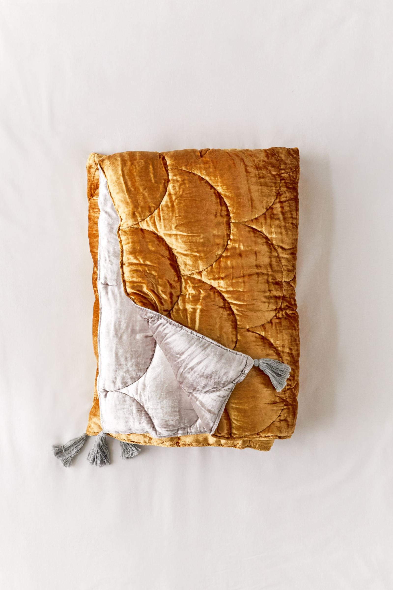 Quilted Velvet Reversible Throw Blanket 어반 아웃피터스 코리아