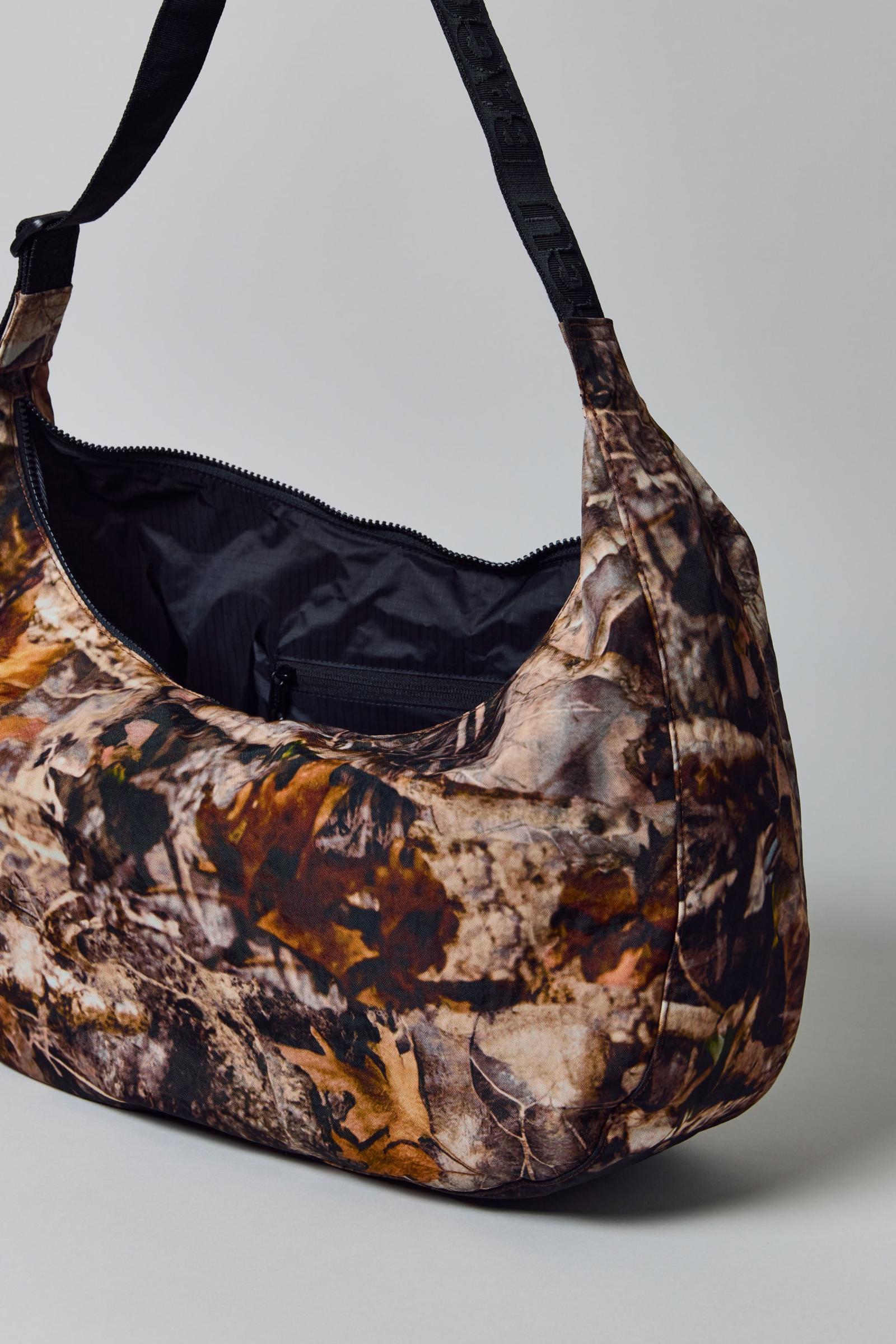 BAGGU ラージナイロンクレセントバッグ | Urban Outfitters 日本